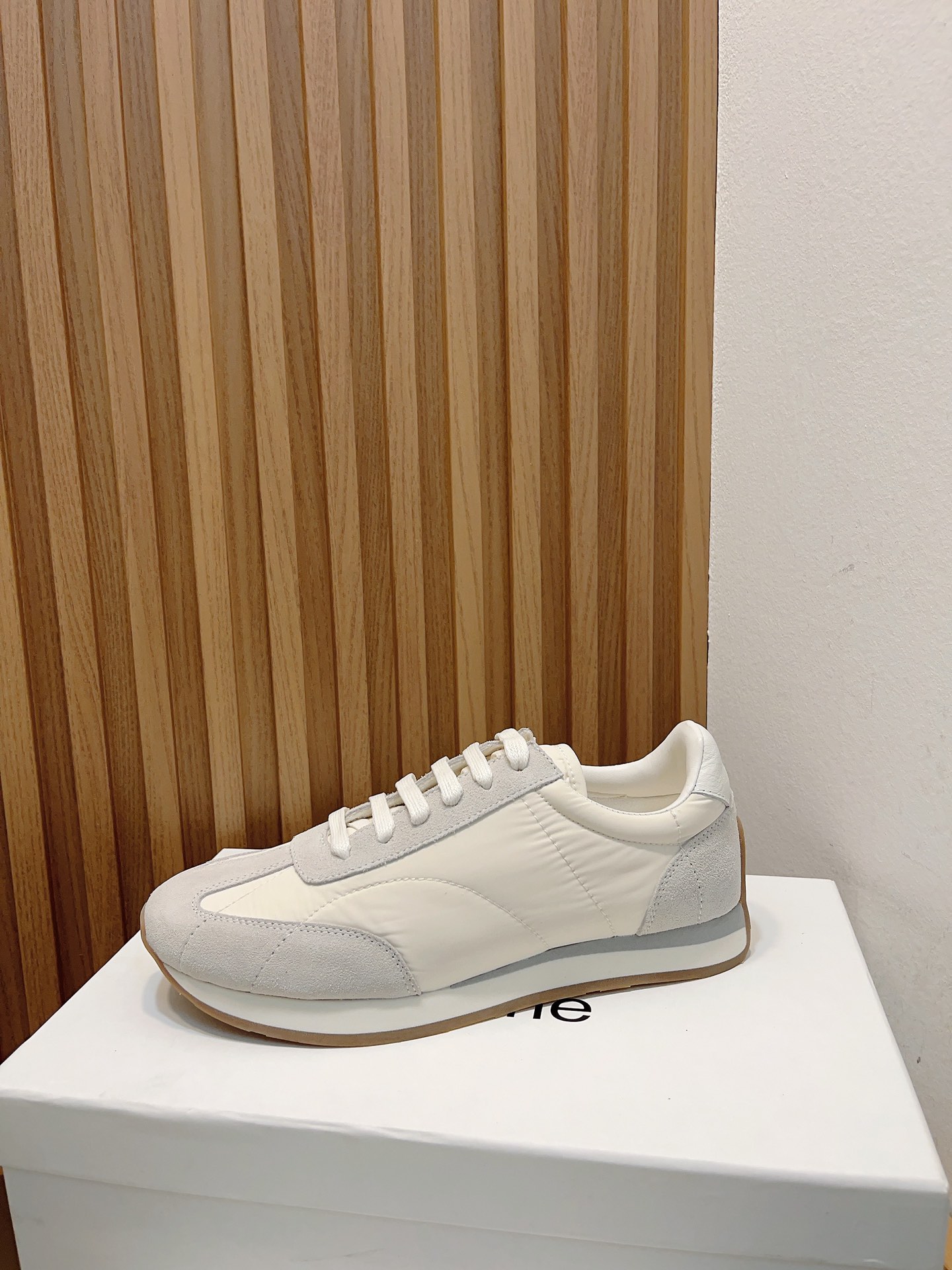 Toteme 2023 Recreational Sneakers: Lightweight Design with Nylon Tweezers for Comfort - 图片 8