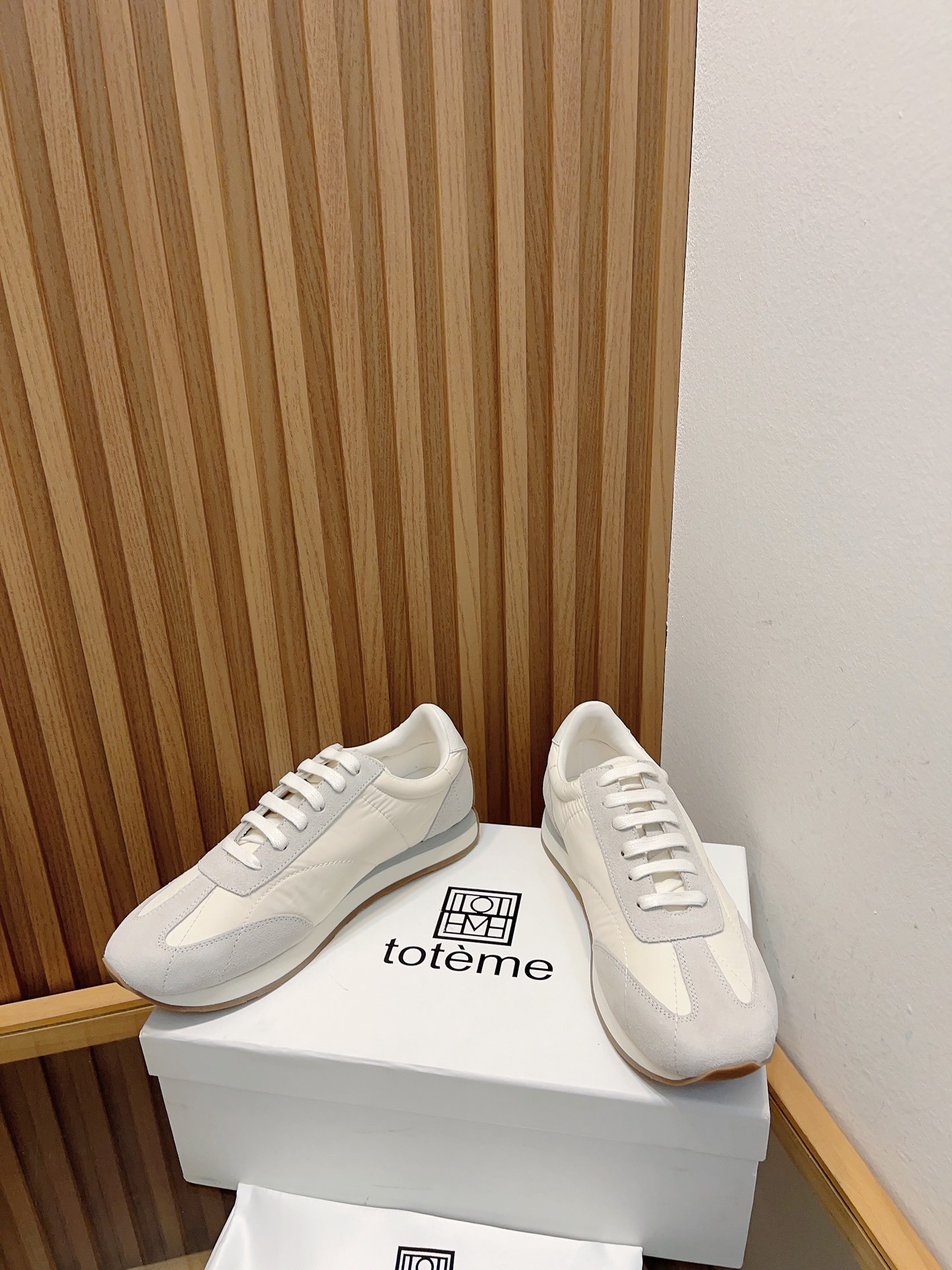 Toteme 2023 Recreational Sneakers: Lightweight Design with Nylon Tweezers for Comfort - 图片 3