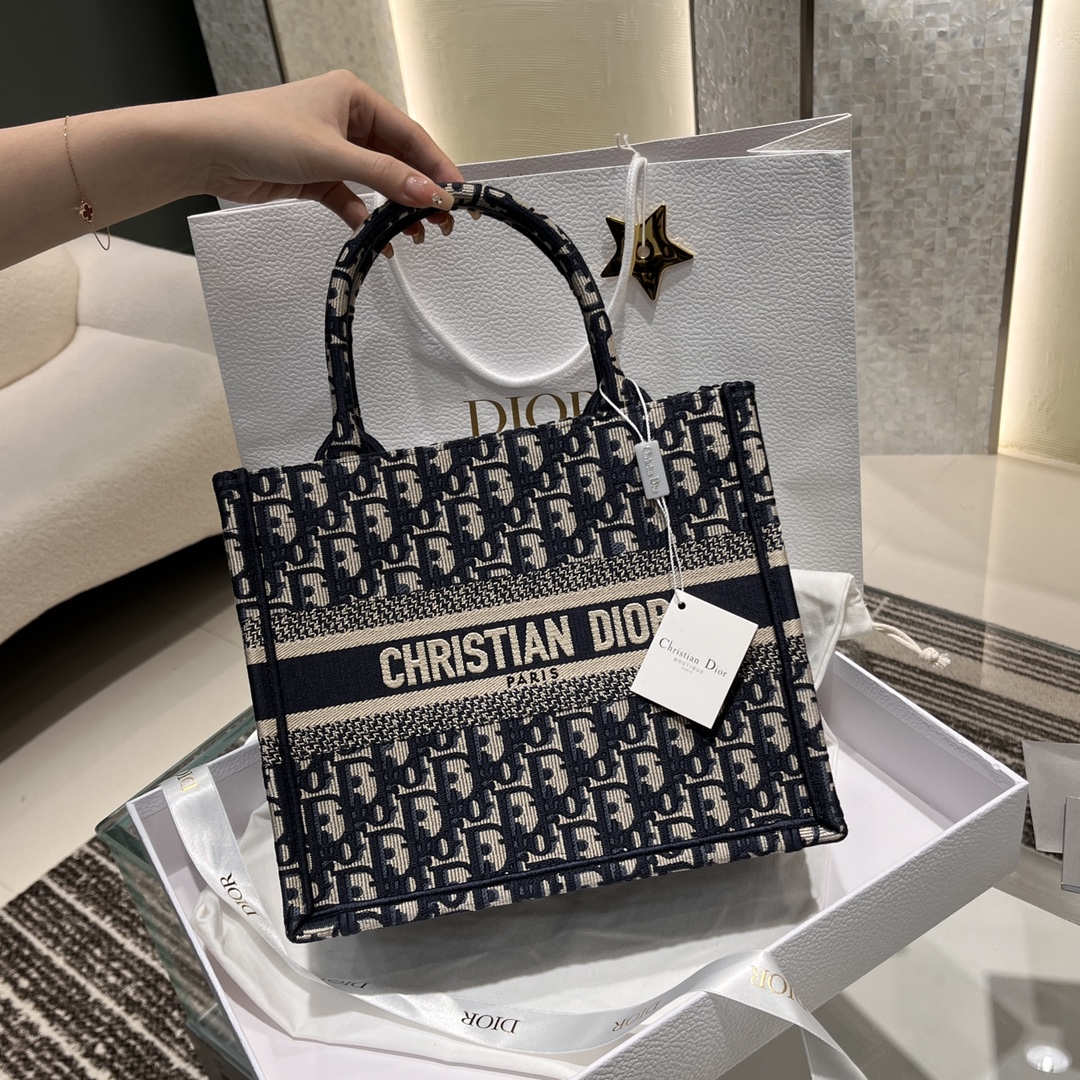 𝑪𝑫 𝘽𝙤𝙤𝙠 𝙩𝙤𝙩𝙚 El tamaño pequeño rinde homenaje a los clásicos y rezuma elegancia y moda informal diaria 💙 {Az…