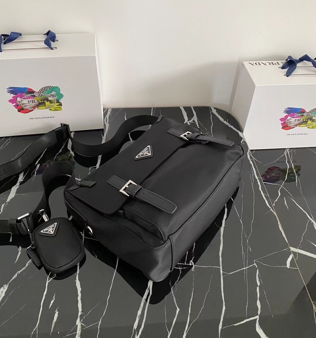 p700 ポストマンバッグ サフィアーノレザー 調整可能