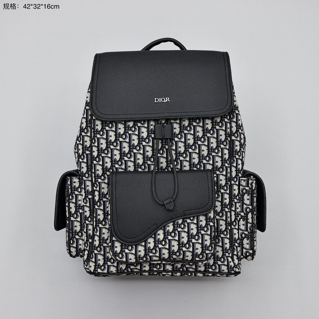 Dior迪奥男士双肩包💰310(旅行必备)
这款双肩背包是本季新品,将高订精神融入功能性单品,丰富Dior Explore系列,采用提花面料精心制作,饰以Oblique印花和黑色粒面牛皮革,宽大的主隔层,搭配带有铝扣的加垫正面翻盖口袋和两个侧面口袋,更显精致,可与各式休闲单品搭配,作为造型的点睛之笔。
规格:42*32*16cm