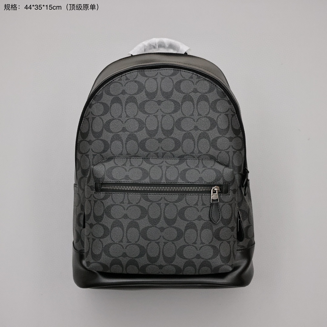 蔻驰男士双肩包💰370 此款双肩包织物内衬,天然牛皮饰边,黑色金属配件,拉链内袋,配有外袋,便于取物,钩眼扣抽绳开合牢靠安全,配有舒适的皮质背带与顶部手柄,便于手提与肩背。 规格:44*35*15cm