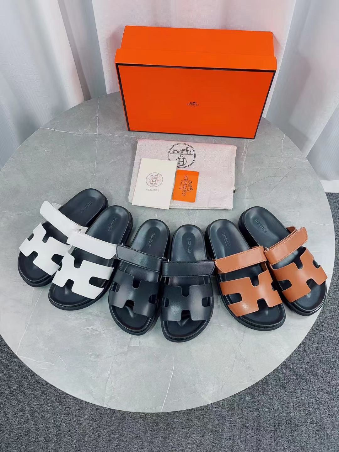 NO:229270,New color - SS new model Hermes Original genuine product developed, has been disassembled for a long time, debugging is now officially launched————Original model opening top version Introverted and low-key luxury and slimming legs, very comfortable to wear on feet, ins & Xiaohongshu many internet celebrities planted grass, shoes are super versatile, portray their goddess demeanor anytime and anywhere, imported calfskin imported inside, imported water dyed calfskin footbed imported mixed-bred sheepskin original TPU anti-slip wear-resistant large sole original packaging Size 35-45, female, male 220, slippers, hermes, slippers, cowhide, sheepskin19860909新色- SS新款 爱马仕 原正品开发、历经时久拆卸 调试 现在正式上货啦————原版 开模 顶级版本 内敛低调奢华并且瘦腿、上脚非常舒服、 ins&小红书超多网红明星纷纷种草 鞋子上脚超级百搭 随时随地刻画自己的女神风度 鞋面进口小牛皮 内里进口水染牛里垫脚进口混种羊皮大底原版TPU 防滑耐磨大底原版包装 码数35-45,批女,男220,拖鞋,hermes,slippers,cowhide,sheepskin,Women's Shoes