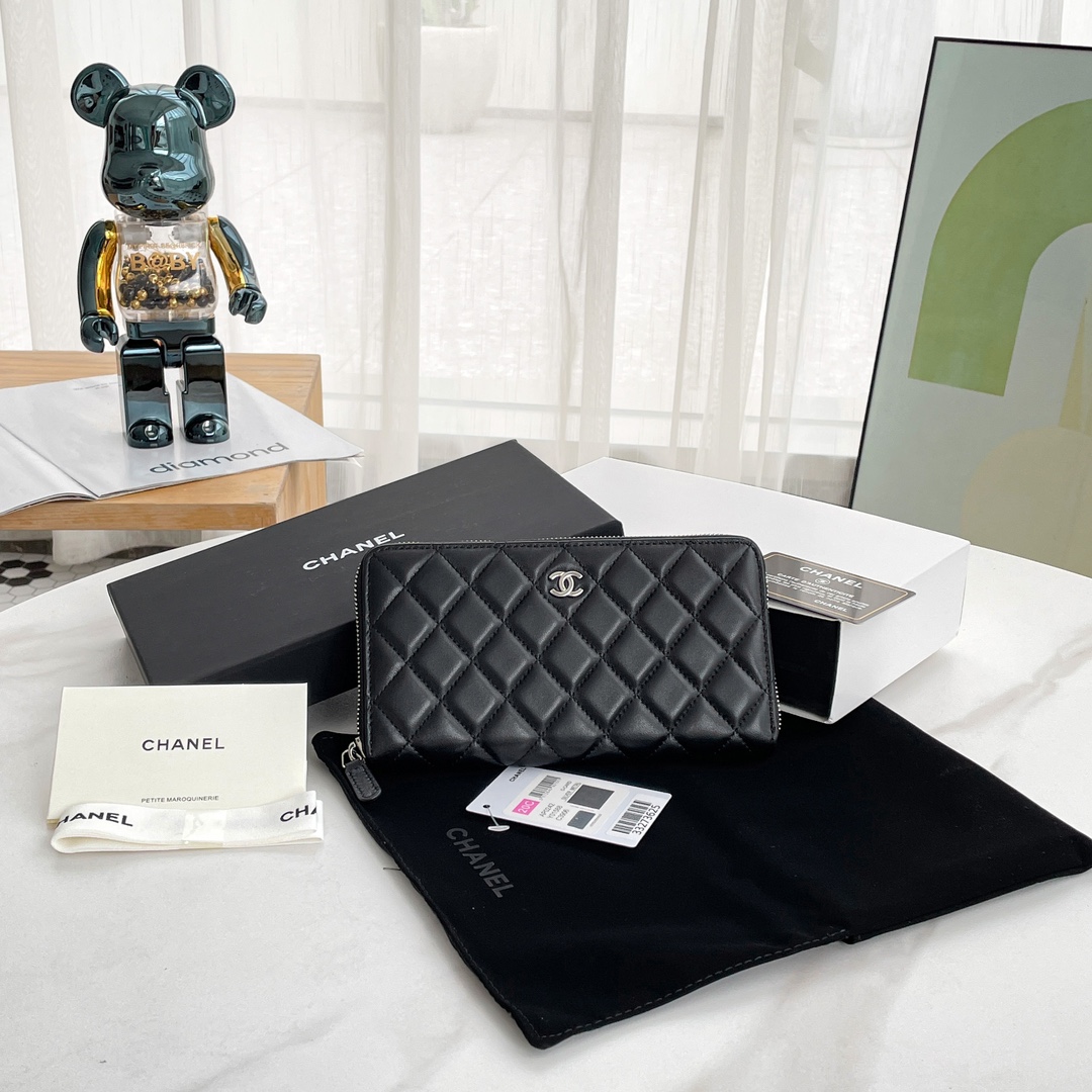 NO:177803,The upgraded version of Xiang Grandma's classic zipper wallet is launched in the market, paying tribute to feelings and classics!  Compared with the classic model, an additional rear pocket is added. It feels more practical. The zipper head inside the wallet has been upgraded from the original Pila Cutter to a full metal Cutter, which has improved quality and is domineering. The internal structure is still 8 card slots, and it is not a problem to install a total of 2.3,000 yuan, meeting the daily needs of the wallet. A0242~Reference size 19.5×10×3, Chanel wallet, chanel, wallets19860909香奶奶经典拉链钱包升级版新鲜上市,,向情怀和经典～致敬！升级版对比经典款增加了一个后袋,感觉更实用的说,钱包里面的拉链头由原来的皮拉排升级成全金属拉排,品质提升,霸气外漏.内部结构的话依然是8个卡位,装2.3千的整钱没有问题,满足亲们对于钱包日常的需求. A0242～参考尺寸19.5×10×3,香奈儿钱包,chanel,wallets,Bag