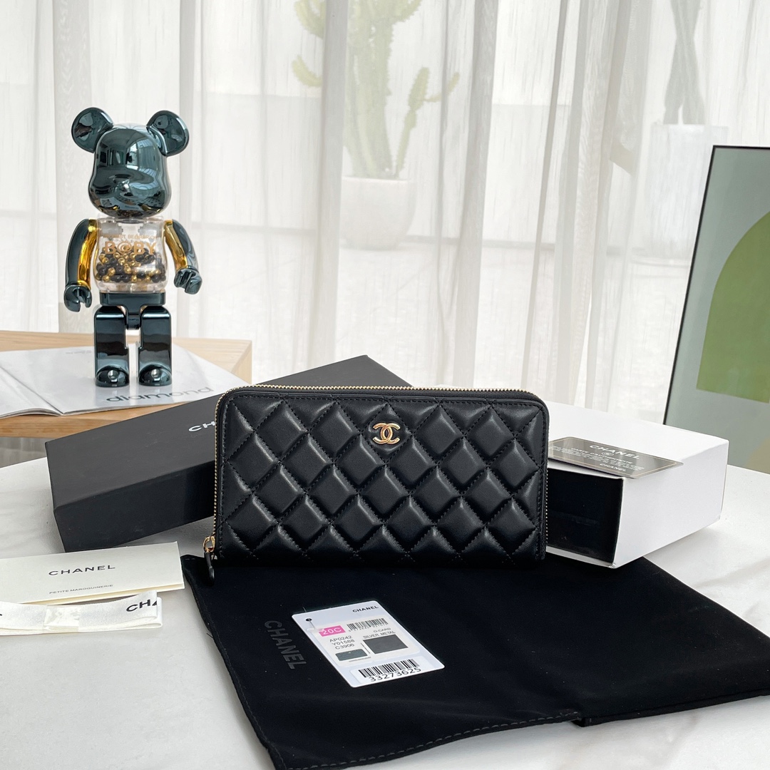 NO:177808,The upgraded version of Xiang Grandma's classic zipper wallet is launched in the market, paying tribute to feelings and classics!  Compared with the classic model, an additional rear pocket is added. It feels more practical. The zipper head inside the wallet has been upgraded from the original Pila Cutter to a full metal Cutter, which has improved quality and is domineering. The internal structure is still 8 card slots, and it is not a problem to install a total of 2.3,000 yuan, meeting the daily needs of the wallet. A0242 reference size 19.5×10×3, Chanel wallet, chanel, wallets19860909香奶奶经典拉链钱包升级版新鲜上市,,向情怀和经典～致敬！升级版对比经典款增加了一个后袋,感觉更实用的说,钱包里面的拉链头由原来的皮拉排升级成全金属拉排,品质提升,霸气外漏.内部结构的话依然是8个卡位,装2.3千的整钱没有问题,满足亲们对于钱包日常的需求. A0242参考尺寸19.5×10×3,香奈儿钱包,chanel,wallets,Bag