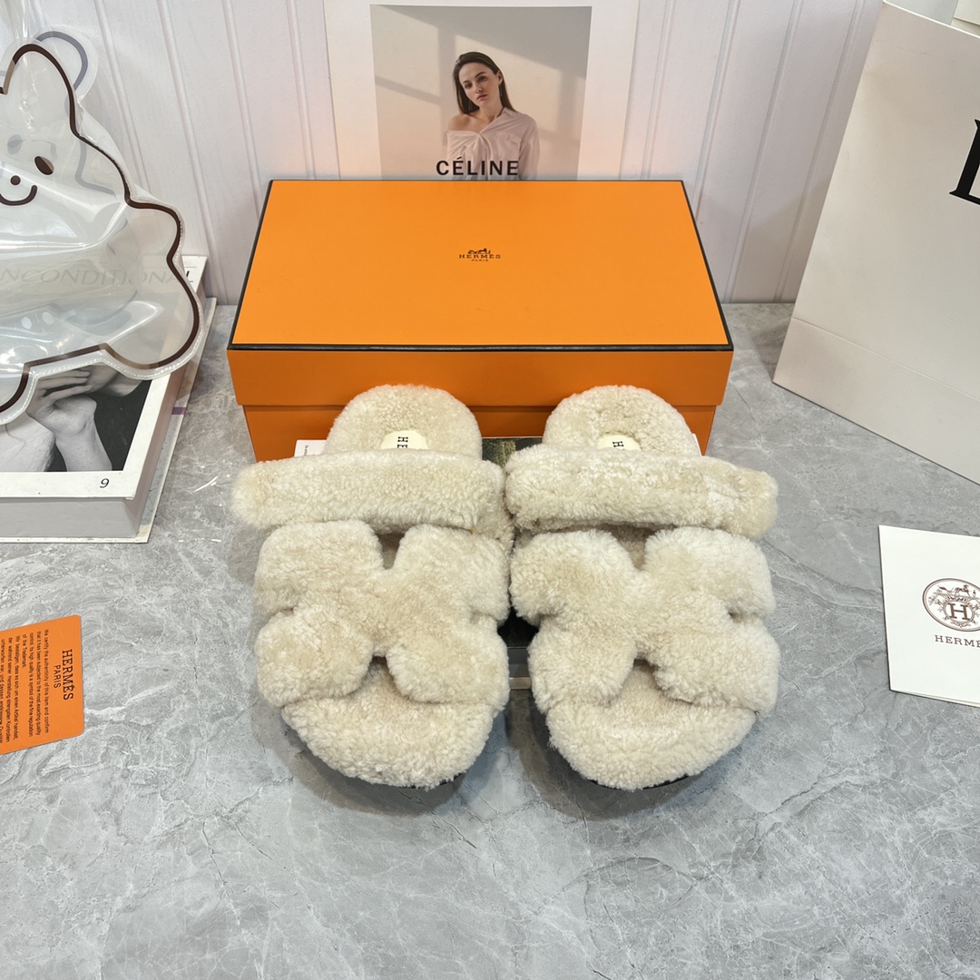NO:443603,Hermes' second uncle Mao Tuo achieved a new golden scripture!  Chypre: Cute and cute second uncle slippers - old man slippers. When you step on the fur, your feet feel very refreshing, and your fashionableness is perfect for winter and early autumn. Size35-39 size (40 41 42 customized) Full set of high-end brand packaging, fur shoes, hermes, slippers19860909爱马仕二舅毛拖成就新的金典！ Chypre 丑萌丑萌二舅拖鞋——老头拖鞋 踩着毛毛,脚感超爽,时髦度满分冬天和早秋搭配都是妥妥的 Size35-39码（40 41 42订做） 全套品牌高端包装,毛毛鞋,hermes,slippers,Women's Shoes