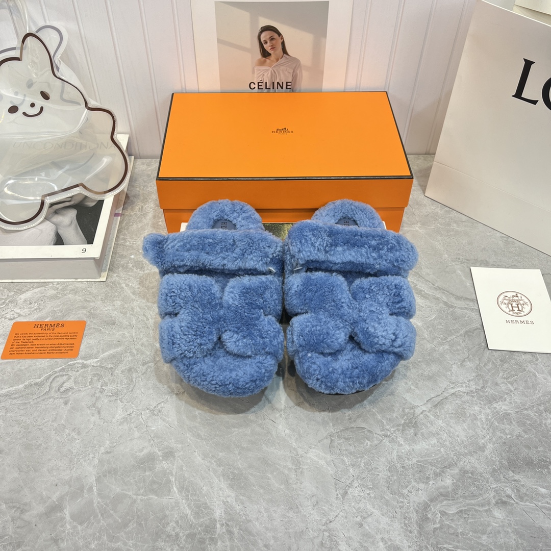 NO:443607,Hermes' second uncle Mao Tuo achieved a new golden scripture!  Chypre: Cute and cute second uncle slippers - old man slippers. When you step on the fur, your feet feel very refreshing, and your fashionableness is perfect for winter and early autumn. Size35-39 size (40 41 42 customized) Full set of high-end brand packaging, fur shoes, hermes, slippers19860909爱马仕二舅毛拖成就新的金典！ Chypre 丑萌丑萌二舅拖鞋——老头拖鞋 踩着毛毛,脚感超爽,时髦度满分冬天和早秋搭配都是妥妥的 Size35-39码（40 41 42订做） 全套品牌高端包装,毛毛鞋,hermes,slippers,Women's Shoes