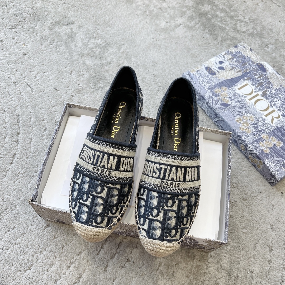 CHANEL espadrilles klassiek combinatie van stof en leer geïmporteerde stof boetiekgeitenleer perfect voor thuis en op reis