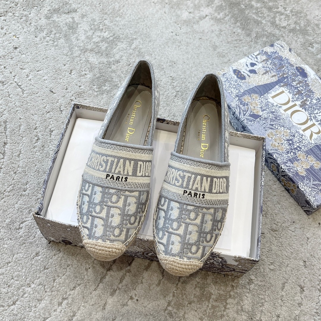CHANEL espadrilles klassiek combinatie van stof en leer geïmporteerde stof boetiekgeitenleer perfect voor thuis en op reis