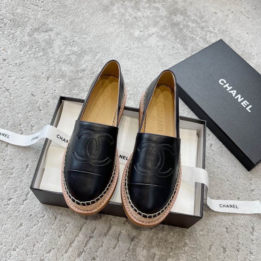 CHANEL espadrilles klassiek combinatie van stof en leer geïmporteerde stof boetiekgeitenleer perfect voor thuis en op reis