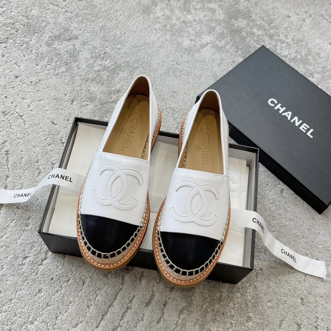 CHANEL espadrilles klassiek combinatie van stof en leer geïmporteerde stof boetiekgeitenleer perfect voor thuis en op reis