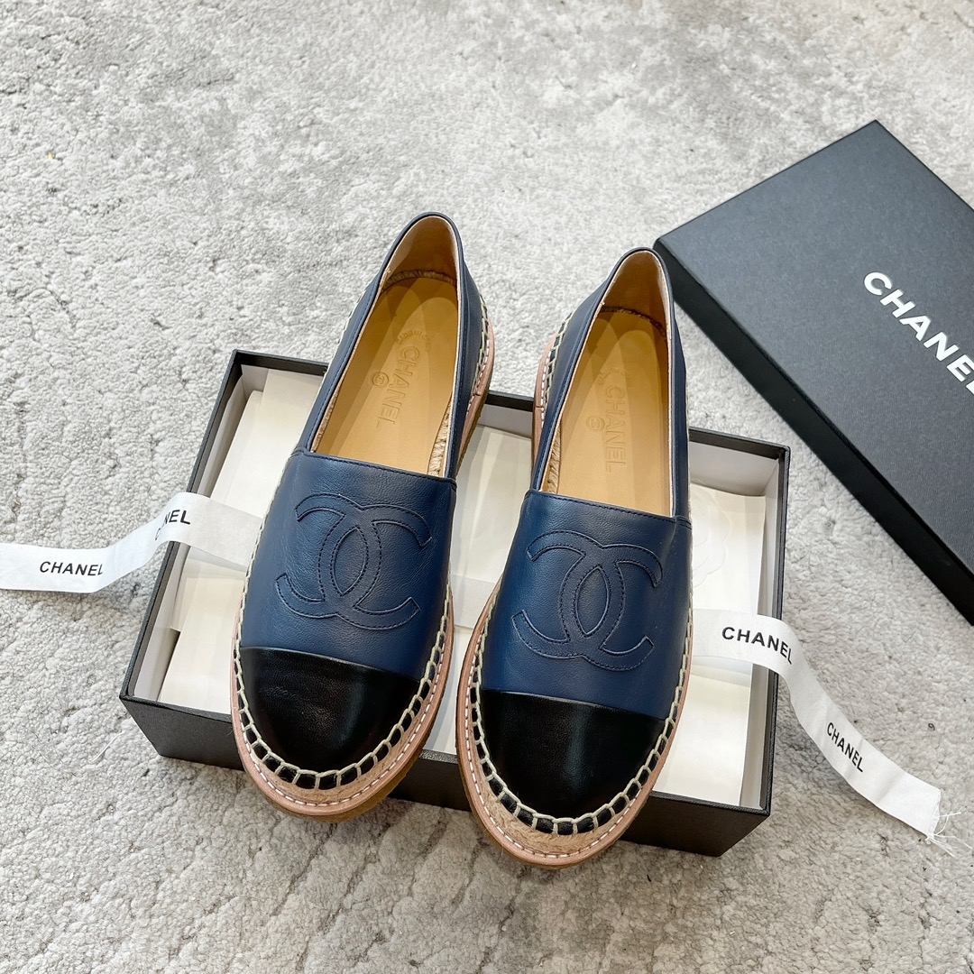 CHANEL espadrilles klassiek combinatie van stof en leer geïmporteerde stof boutiquegeitenleer geschikt voor thuis en op reis