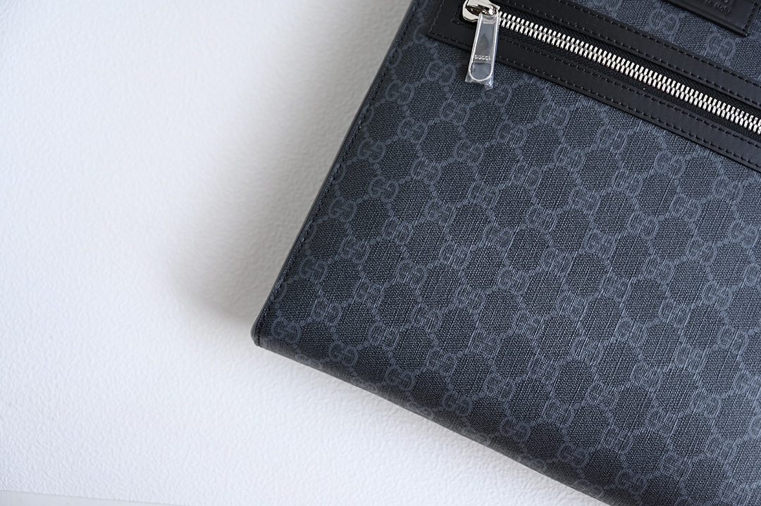 Gucci Supreme medium messenger bag