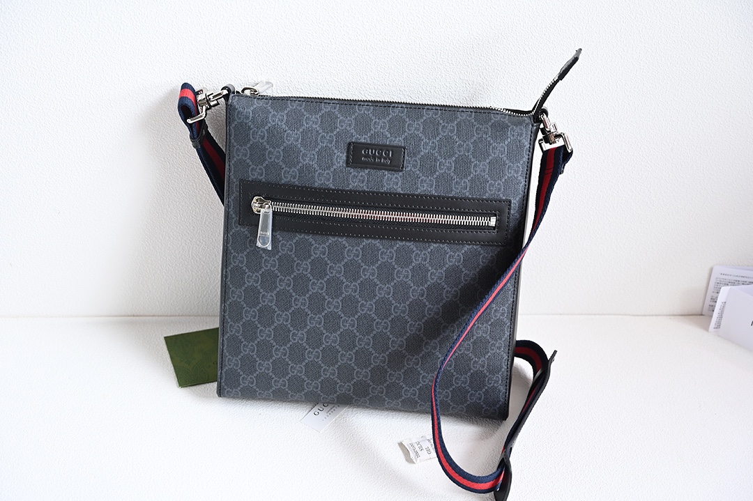 Gucci Supreme medium messenger bag