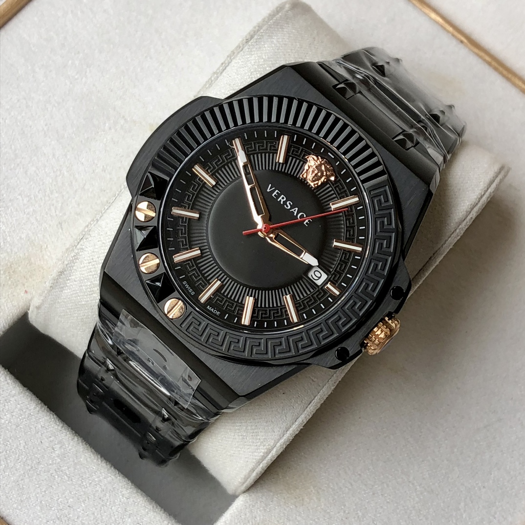 NO:157853,Original VERSACE VEDY series men's quartz watch, gorgeous details, trendy and fashionable trendsetter, 12-hour Medusa carved avatar, Rihui pattern Greek back pattern disc, screws, Paris studs, bezel design, alternative fashion, tough and stylish case design, interprets unruly trendy, equipped with Swiss quartz movement, craftsmanship and exquisite quality, watch diameter ~ 45mm, 50 meters of daily waterproof, complete packaging!  , versace, versace19860909批.original VERSACE范思哲 VEDY系列男士石英腕表,细节华丽,潮流时尚的弄潮儿,12小时位美杜莎雕头像,日晖纹希腊回纹盘面、螺钉、巴黎饰钉、表圈设计另类时尚,硬朗有型的表壳设计,诠释不羁潮流,搭载瑞士石英机芯,匠心精工品质,表径～45mm,50米生活防水,配全套包装！,,versace,versace,Watch