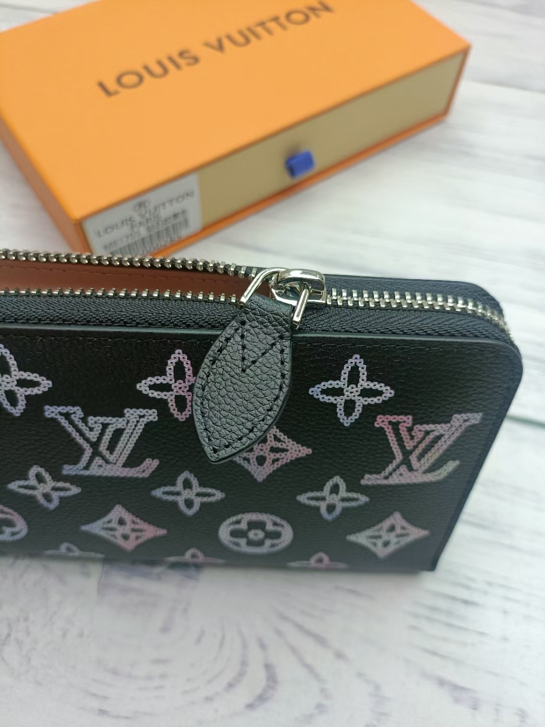 Close-up of the zipper of the handcrafted leather wallet