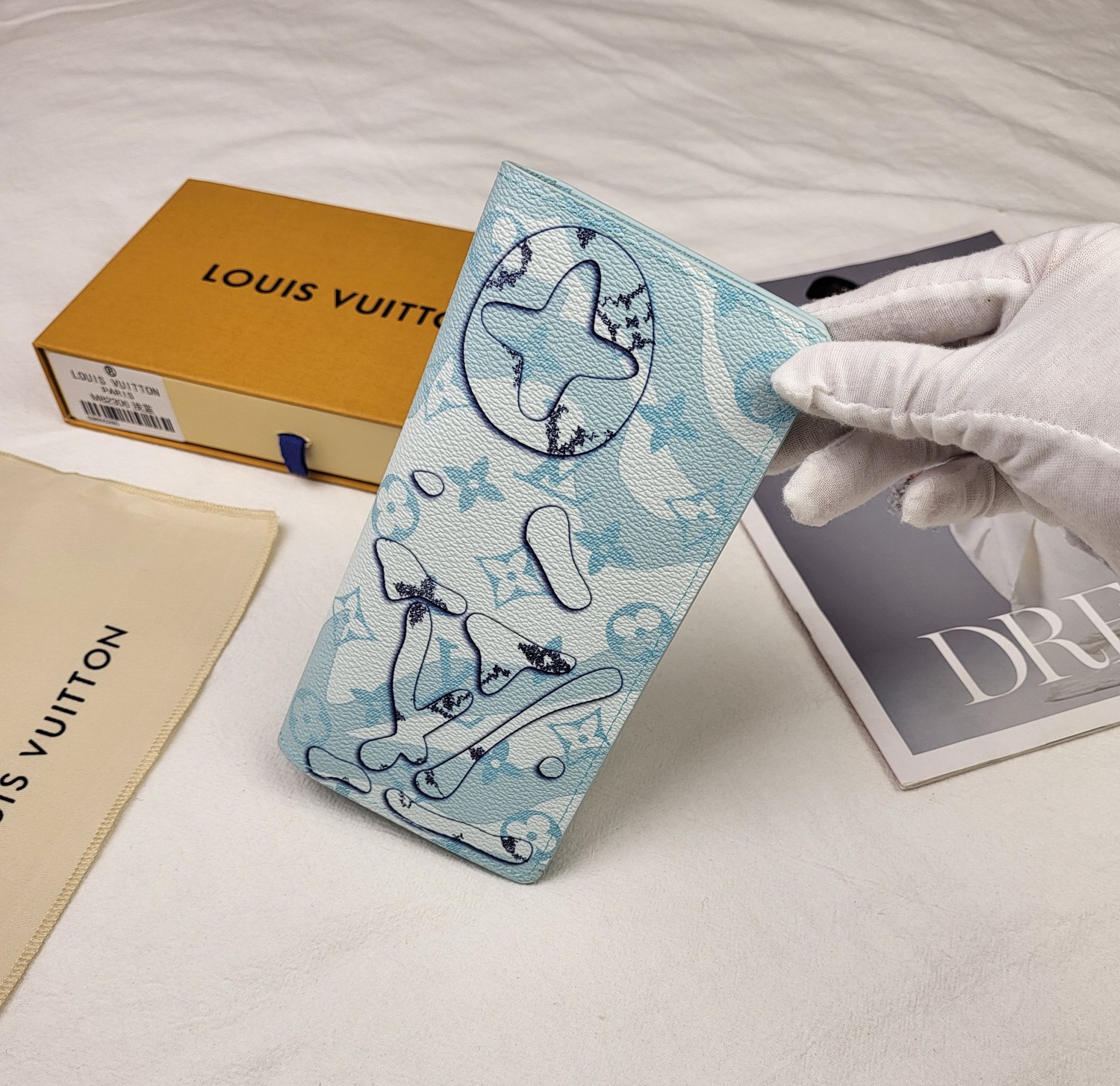 Mens leather bifold wallet in a gift box