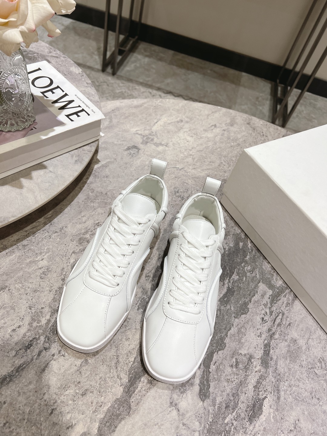 “Toteme’s New Recreational Shoes: Stylish Comfort at $675” - 图片 1