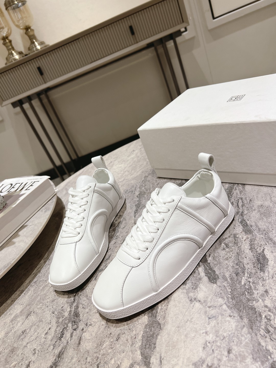 “Toteme’s New Recreational Shoes: Stylish Comfort at $675” - 图片 3