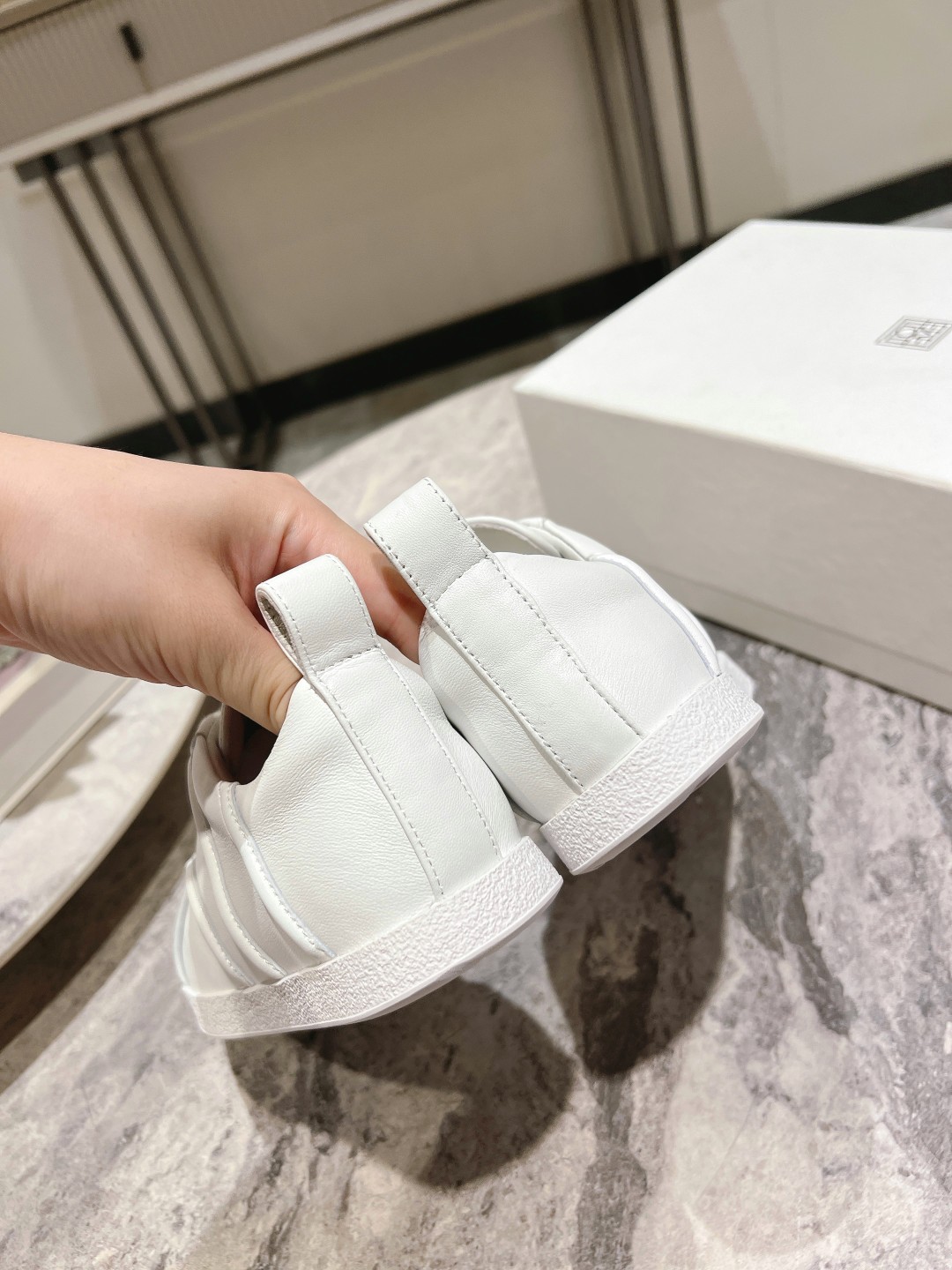 “Toteme’s New Recreational Shoes: Stylish Comfort at $675” - 图片 7