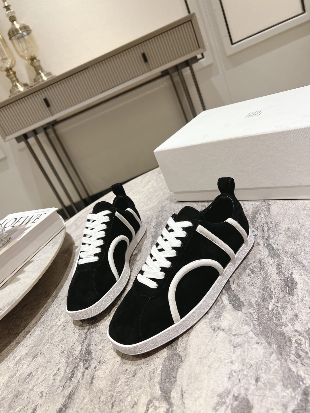 Toteme’s New Recreational Shoes: Stylish Comfort at $675 - 图片 3