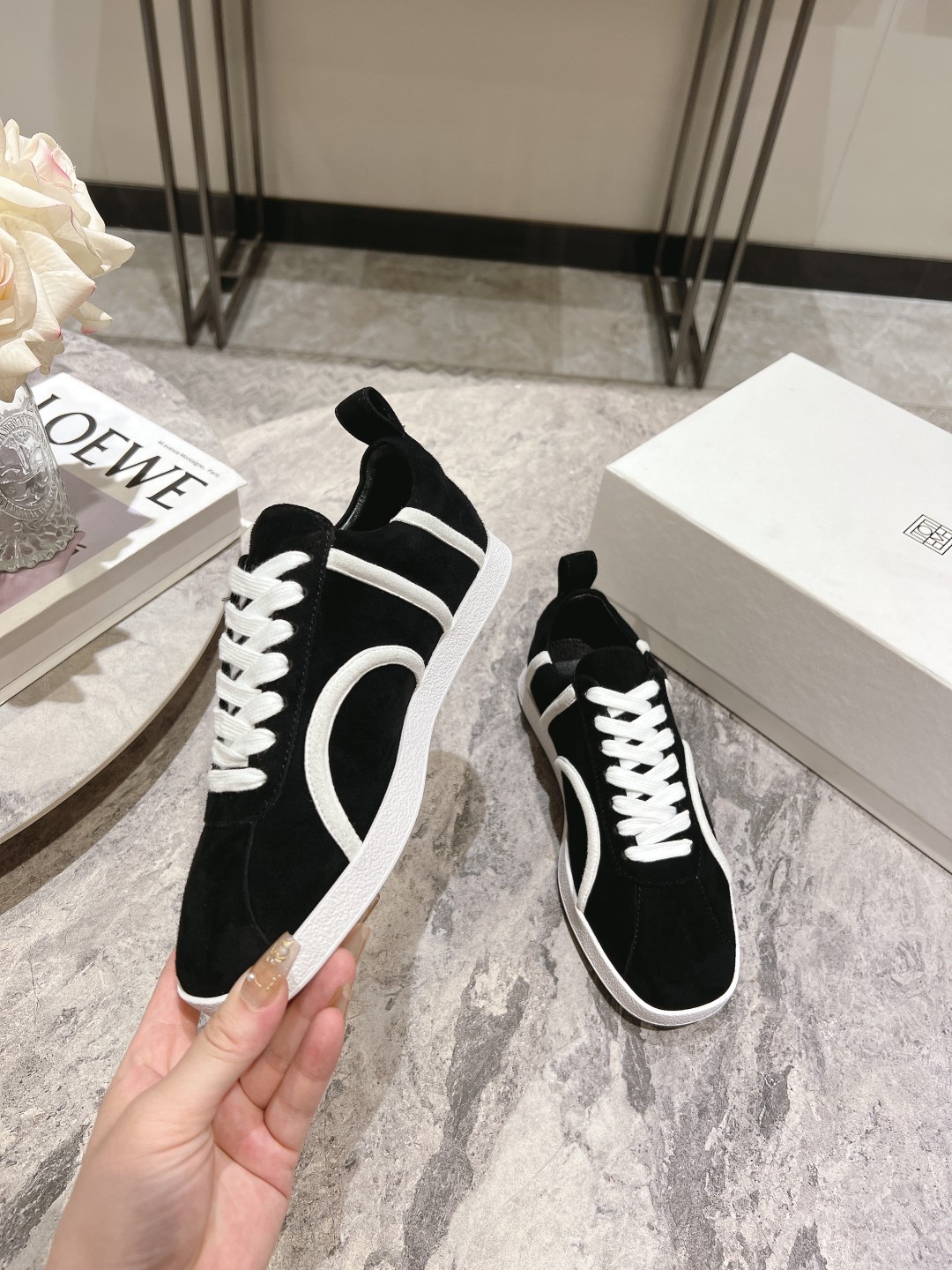 Toteme’s New Recreational Shoes: Stylish Comfort at $675 - 图片 4