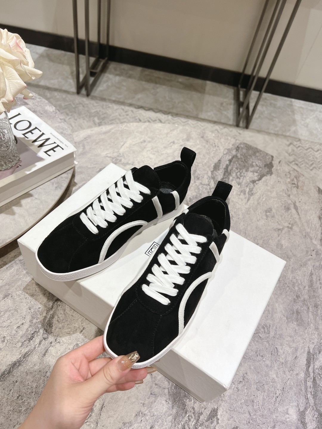 Toteme’s New Recreational Shoes: Stylish Comfort at $675 - 图片 5