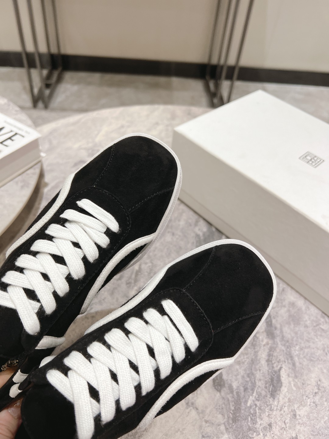 Toteme’s New Recreational Shoes: Stylish Comfort at $675 - 图片 7