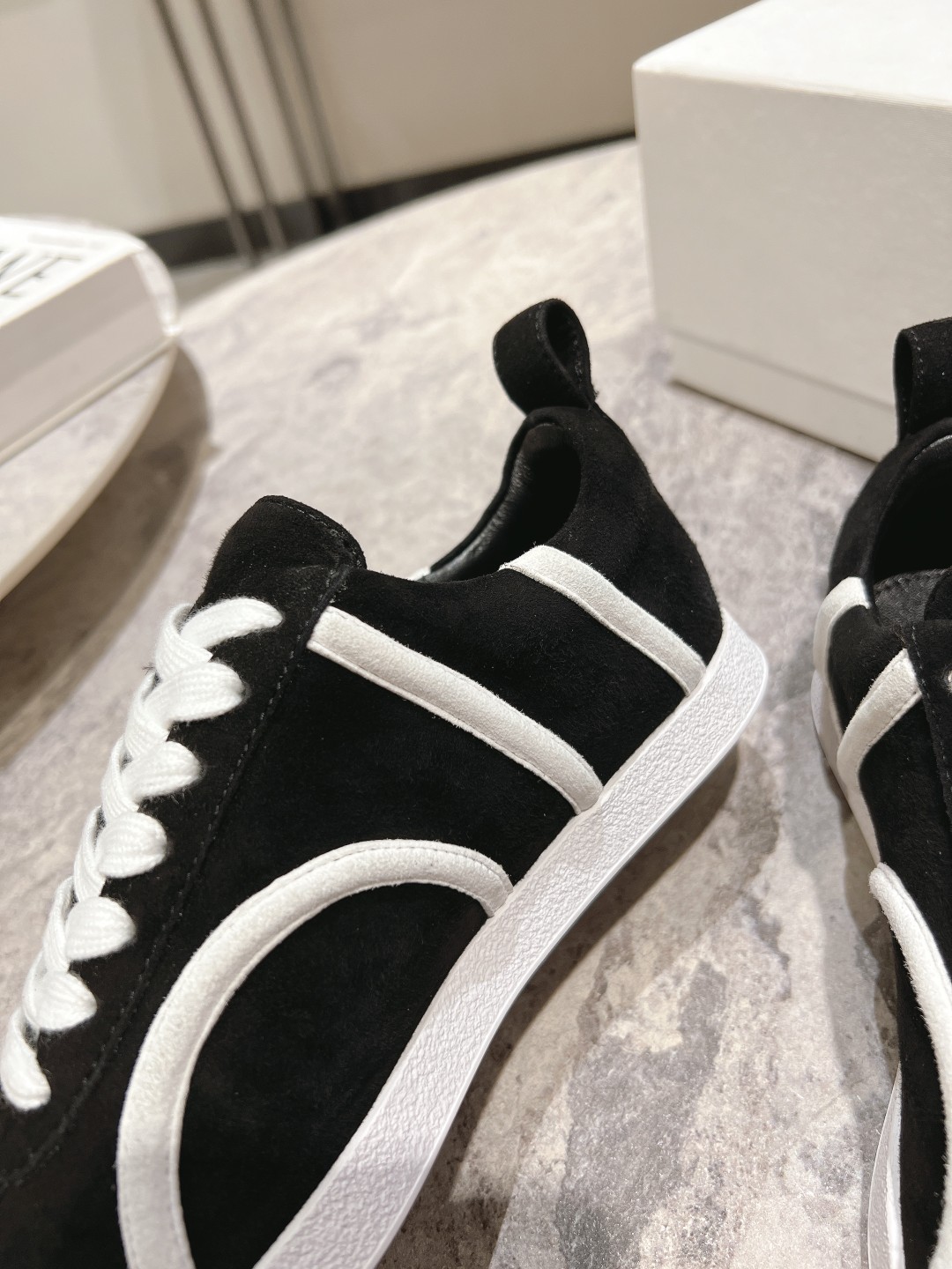 Toteme’s New Recreational Shoes: Stylish Comfort at $675 - 图片 8