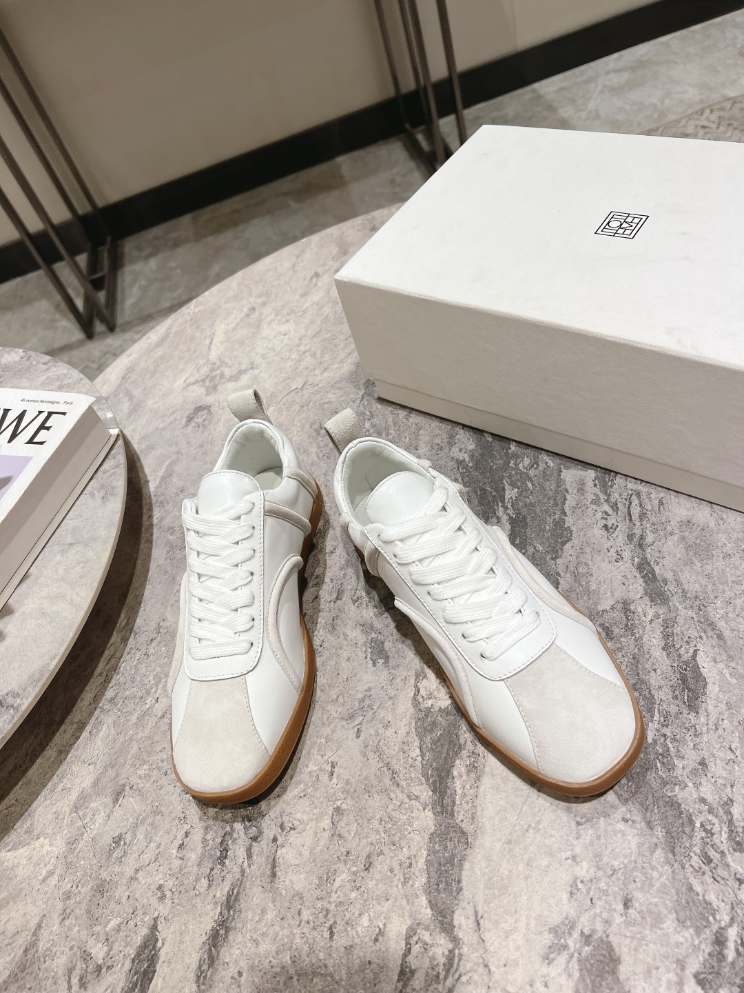 Toteme’s New Recreational Shoes: Stylish Comfort with Calf Skin and Sheep Skin - 图片 2