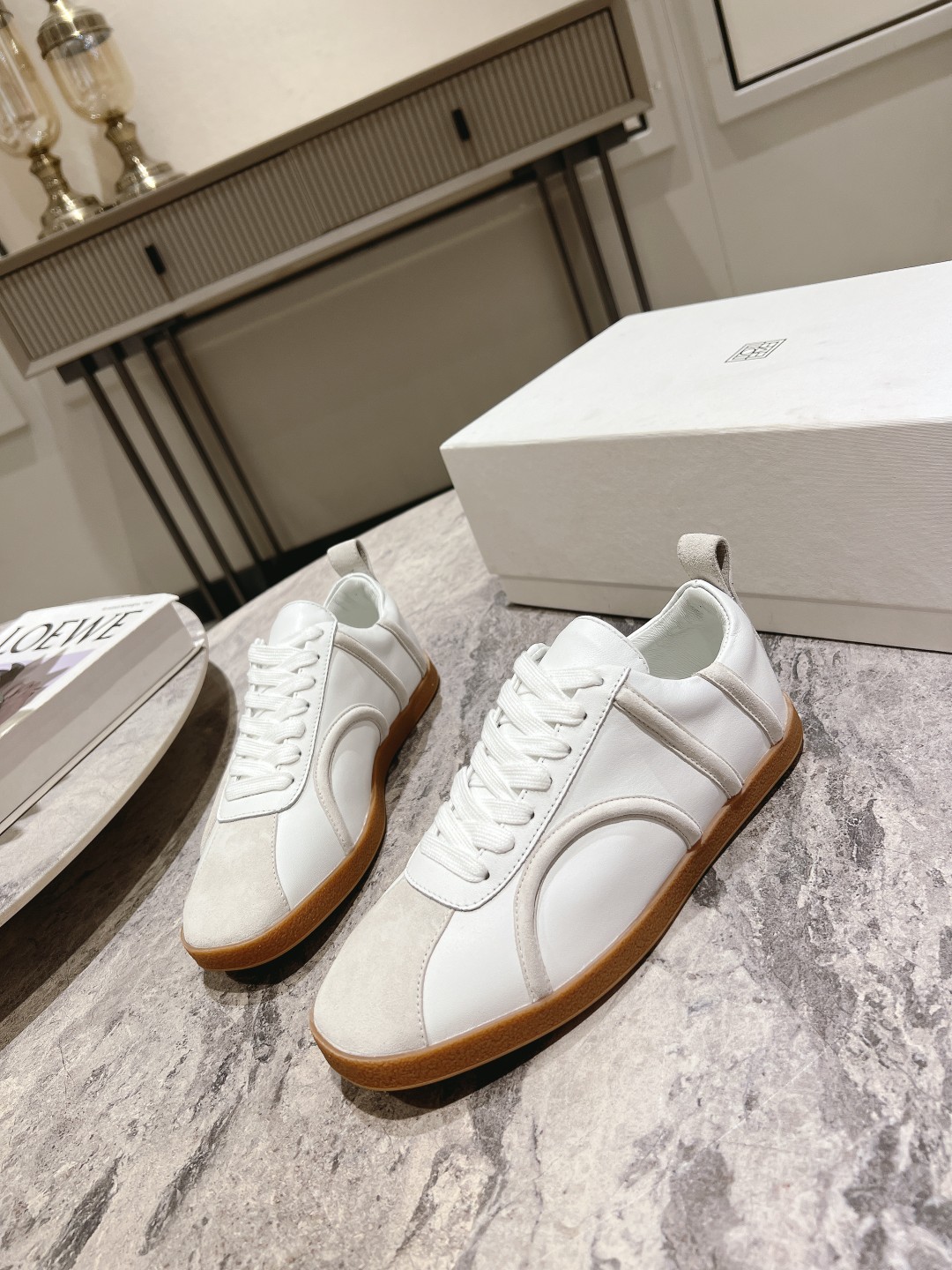 Toteme’s New Recreational Shoes: Stylish Comfort with Calf Skin and Sheep Skin - 图片 3