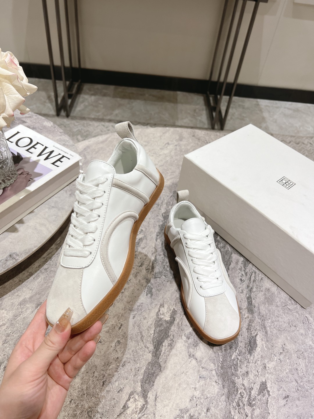 Toteme’s New Recreational Shoes: Stylish Comfort with Calf Skin and Sheep Skin - 图片 4