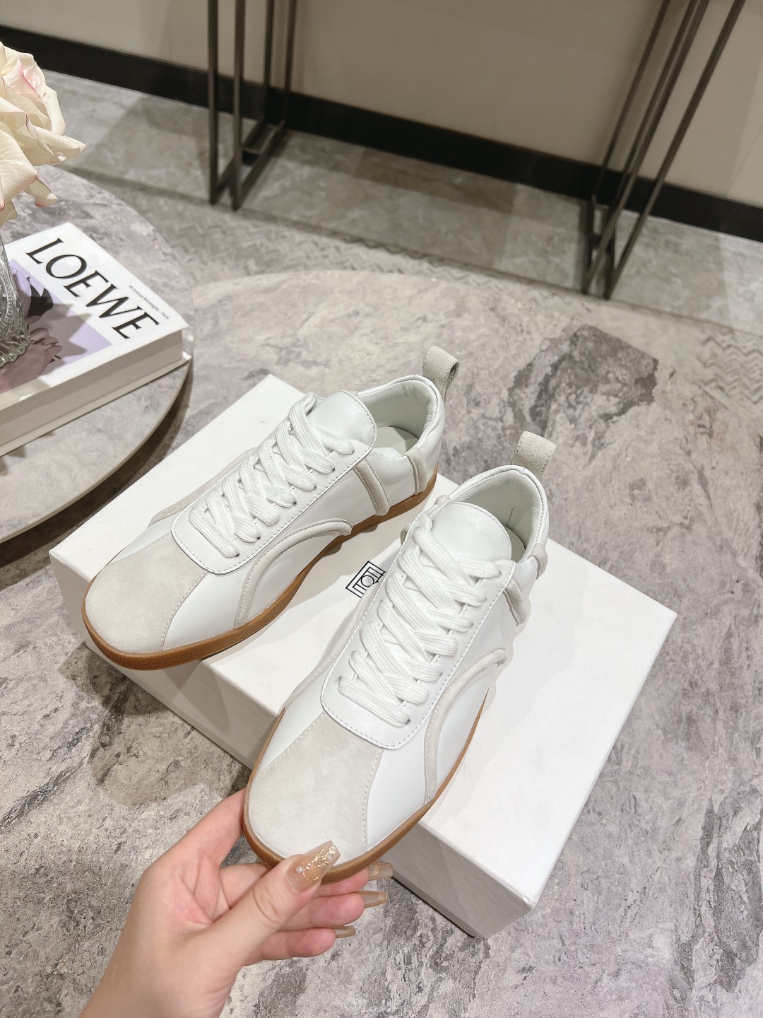 Toteme’s New Recreational Shoes: Stylish Comfort with Calf Skin and Sheep Skin - 图片 5
