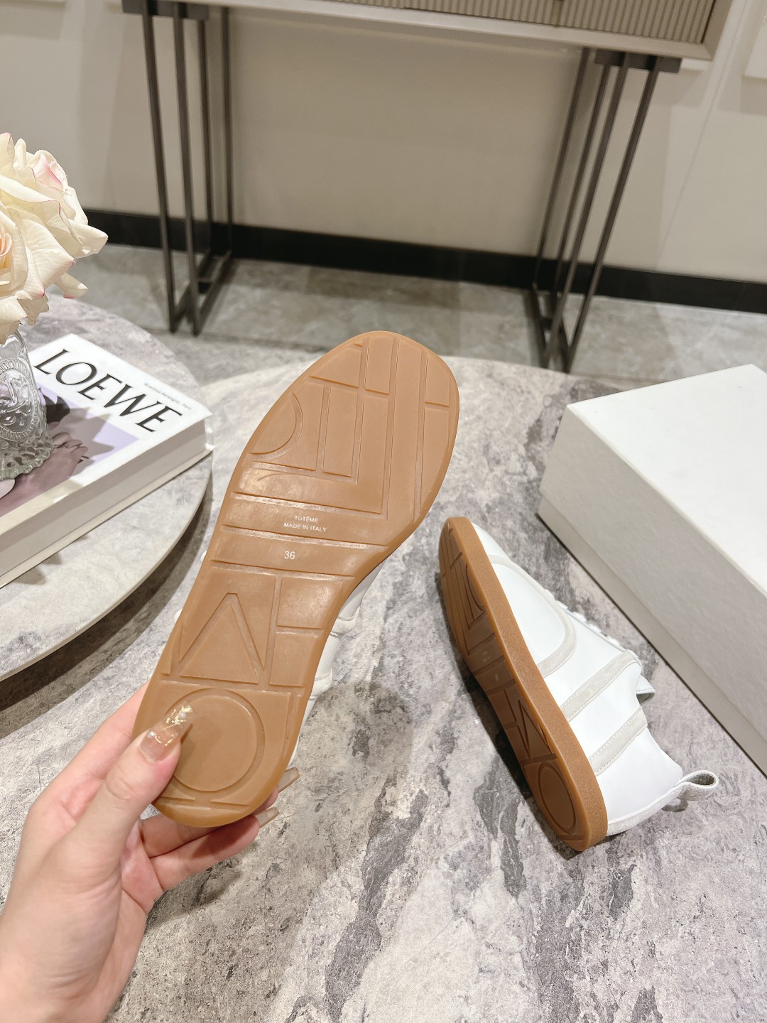 Toteme’s New Recreational Shoes: Stylish Comfort with Calf Skin and Sheep Skin - 图片 6