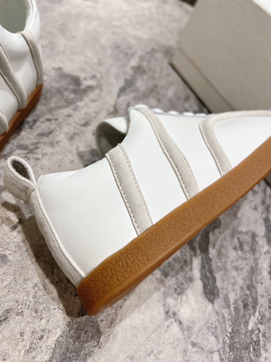 Toteme’s New Recreational Shoes: Stylish Comfort with Calf Skin and Sheep Skin - 图片 8