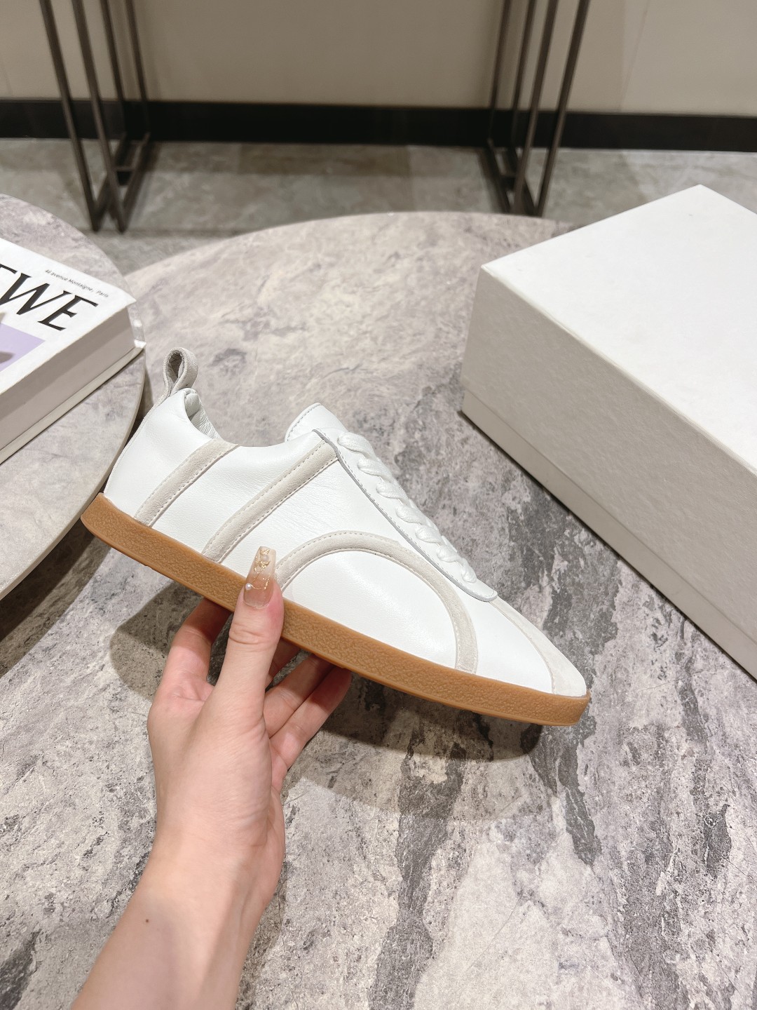 Toteme’s New Recreational Shoes: Stylish Comfort with Calf Skin and Sheep Skin - 图片 9