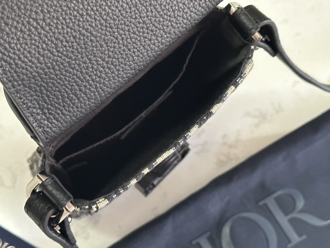     顶级原单迪奥dior顶级进口原厂刺绣配进口牛皮马鞍手袋
这款马鞍竖版手袋搭配肩带，采用时尚的设计