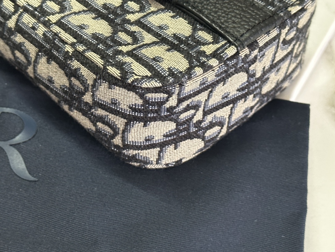     顶级原单迪奥dior顶级进口原厂刺绣配进口牛皮马鞍手袋
这款马鞍竖版手袋搭配肩带，采用时尚的设计