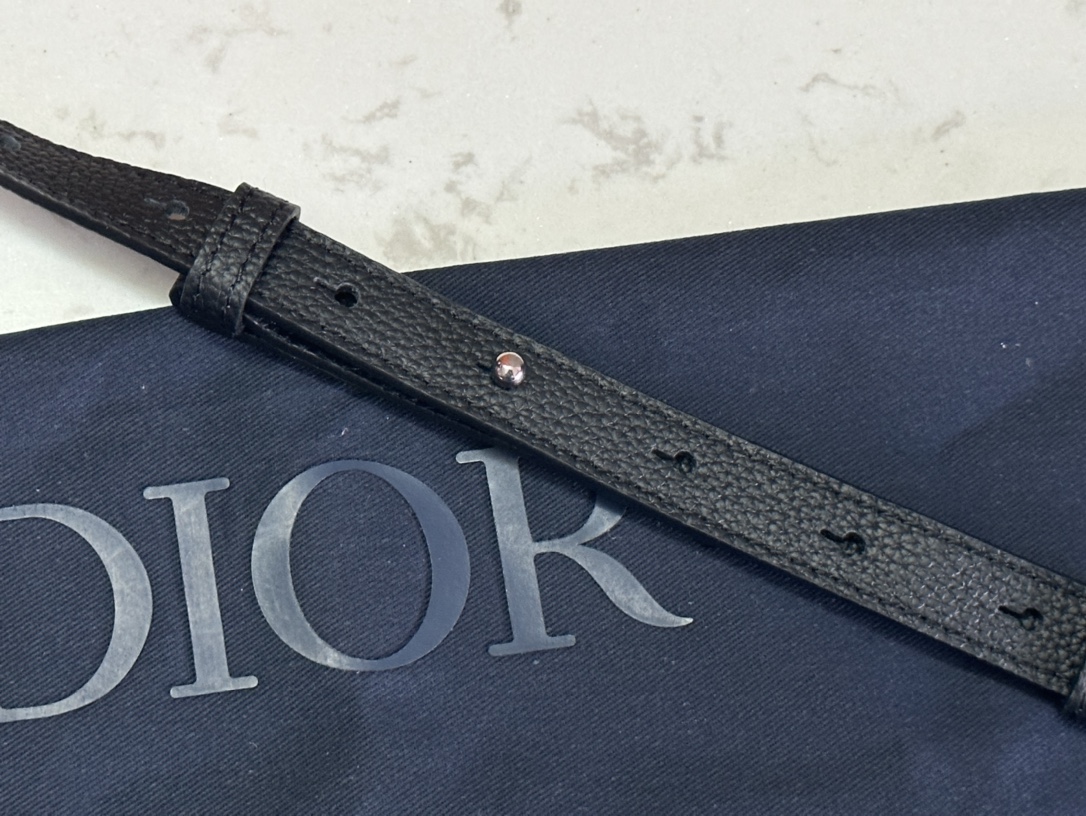     顶级原单迪奥dior顶级进口原厂刺绣配进口牛皮马鞍手袋
这款马鞍竖版手袋搭配肩带，采用时尚的设计