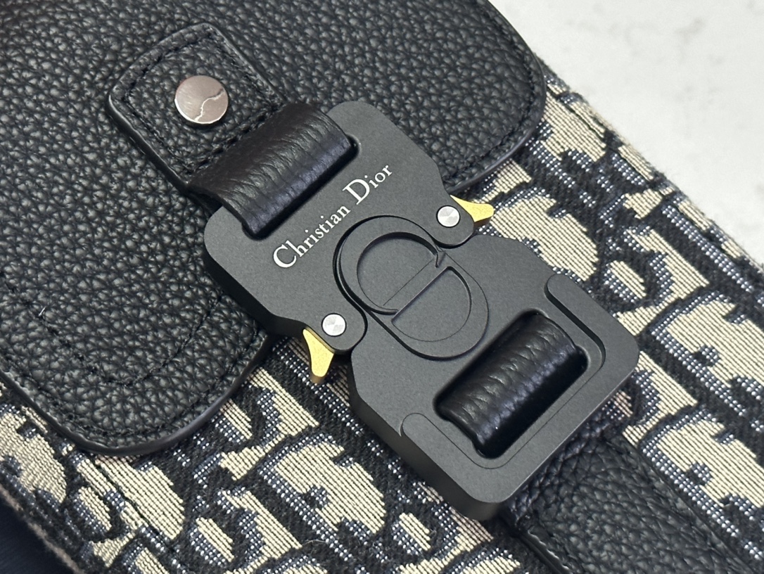     顶级原单迪奥dior顶级进口原厂刺绣配进口牛皮马鞍手袋
这款马鞍竖版手袋搭配肩带，采用时尚的设计