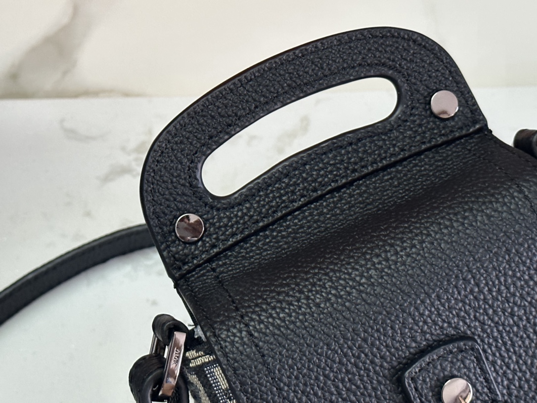     顶级原单迪奥dior顶级进口原厂刺绣配进口牛皮马鞍手袋
这款马鞍竖版手袋搭配肩带，采用时尚的设计