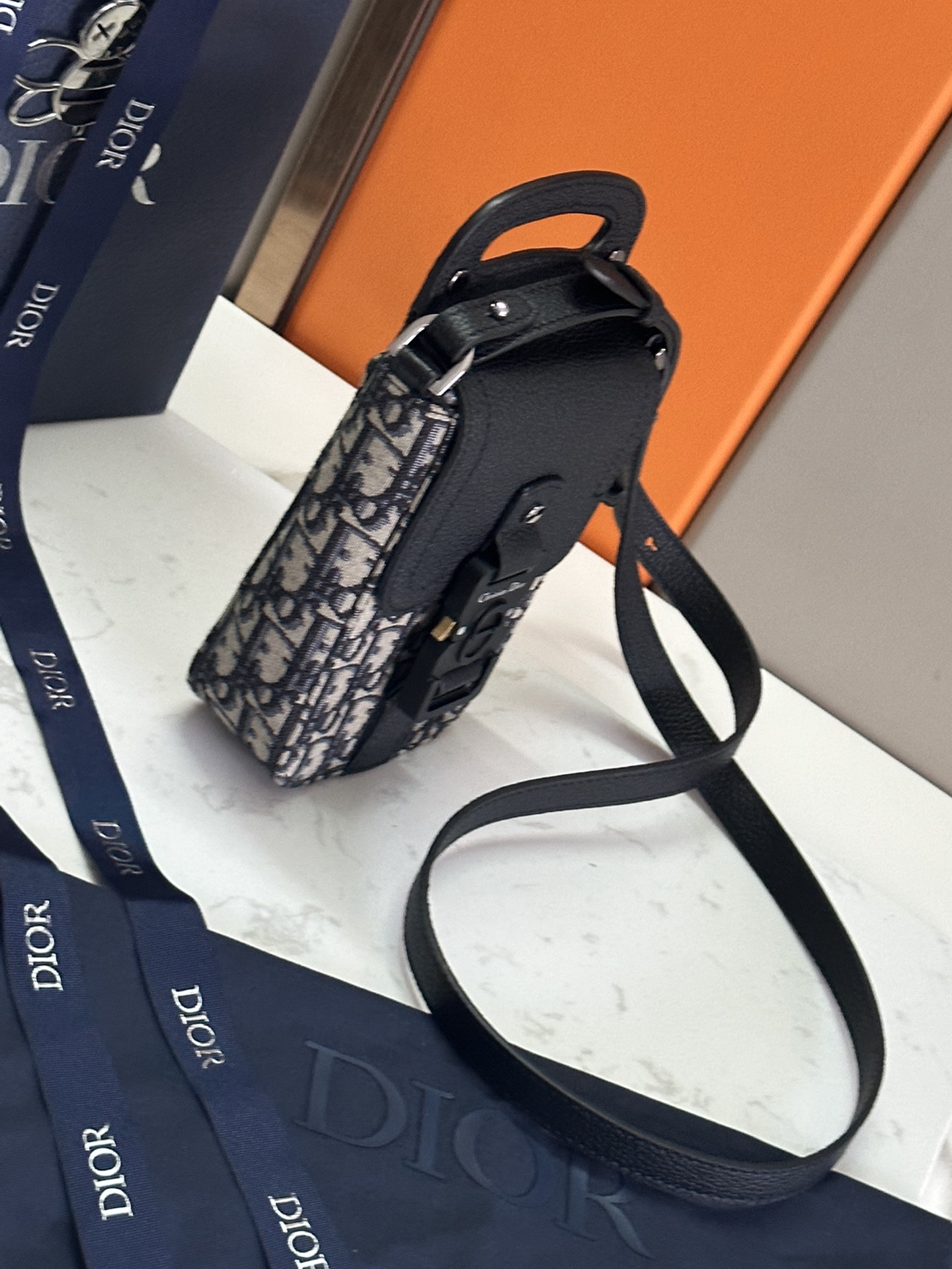     顶级原单迪奥dior顶级进口原厂刺绣配进口牛皮马鞍手袋
这款马鞍竖版手袋搭配肩带，采用时尚的设计