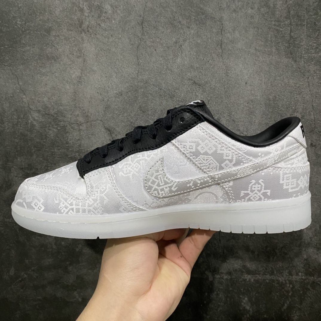 图片[2]-【K版纯原】Clot x Fragment x NK Dunk Low 藤原浩三方联名白丝绸 货号：FN0315-110原厂丝绸面料加持 鞋身三处隐藏电绣Logo圈内最强 零售首选 独家原厂航空铝磨具打磨大底鞋头坡度极致还原 原盒原配 圈内天花板工艺 原厂冲刀 超高清洁度 全鞋零毛边皮料切割 全套原楦原模倾力打造完美版型 采用原厂百宏鞋带以及原厂百宏织唛舌标 内标可供原厂几率过验 原厂中底布白色点胶 原厂中底布拉帮走线遵循公司‼️nSIZE：36 36.5 37.5 38 38.5 39 40 40.5 41 42 42.5 43 44 45 46 47.5-莆田鞋批发中心