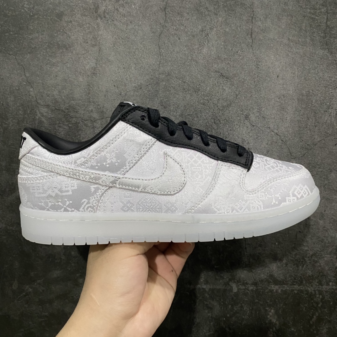 【K版纯原】Clot x Fragment x NK Dunk Low 藤原浩三方联名白丝绸 货号：FN0315-110原厂丝绸面料加持 鞋身三处隐藏电绣Logo圈内最强 零售首选 独家原厂航空铝磨具打磨大底鞋头坡度极致还原 原盒原配 圈内天花板工艺 原厂冲刀 超高清洁度 全鞋零毛边皮料切割 全套原楦原模倾力打造完美版型 采用原厂百宏鞋带以及原厂百宏织唛舌标 内标可供原厂几率过验 原厂中底布白色点胶 原厂中底布拉帮走线遵循公司‼️nSIZE：36 36.5 37.5 38 38.5 39 40 40.5 41 42 42.5 43 44 45 46 47.5-莆田鞋批发中心