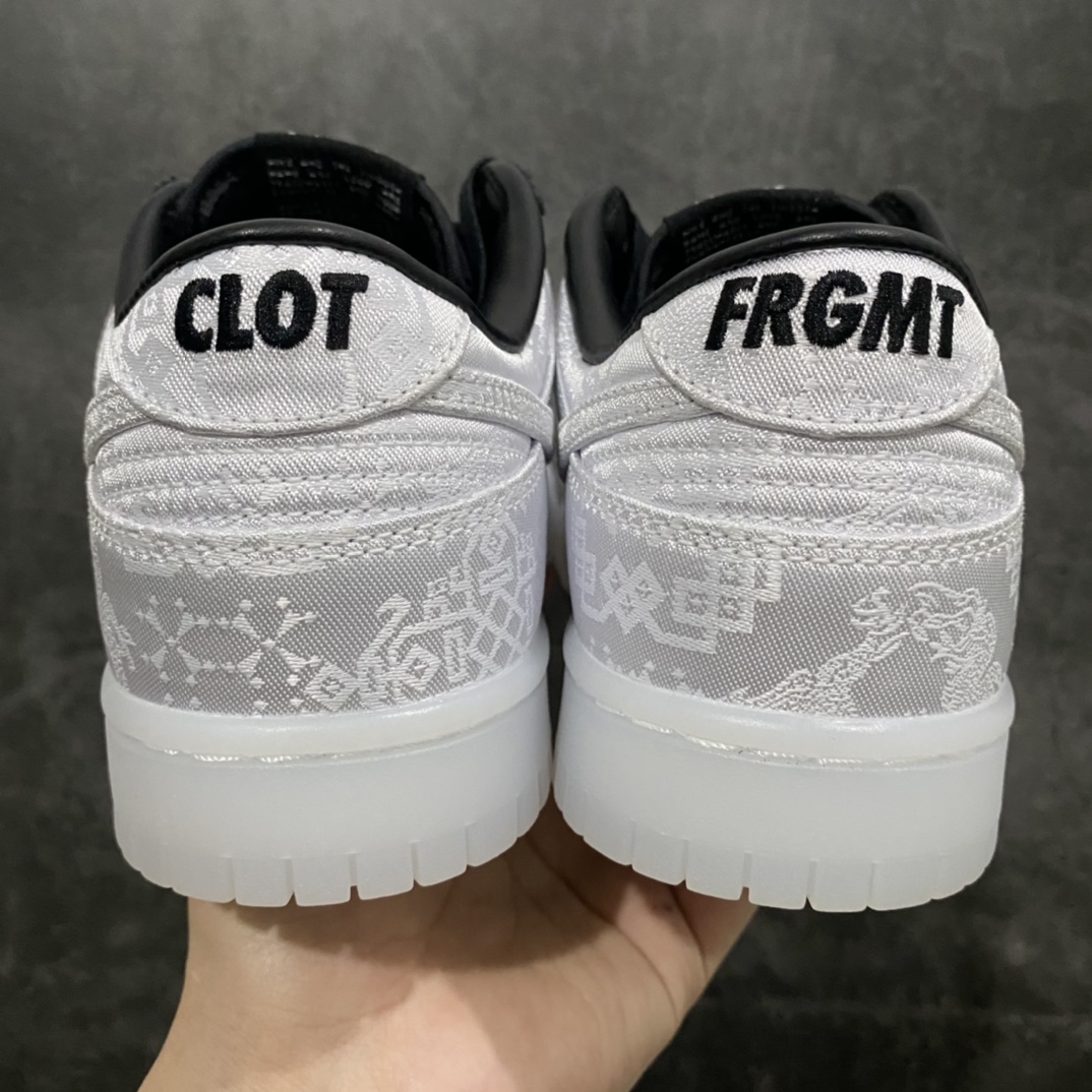 图片[4]-【K版纯原】Clot x Fragment x NK Dunk Low 藤原浩三方联名白丝绸 货号：FN0315-110原厂丝绸面料加持 鞋身三处隐藏电绣Logo圈内最强 零售首选 独家原厂航空铝磨具打磨大底鞋头坡度极致还原 原盒原配 圈内天花板工艺 原厂冲刀 超高清洁度 全鞋零毛边皮料切割 全套原楦原模倾力打造完美版型 采用原厂百宏鞋带以及原厂百宏织唛舌标 内标可供原厂几率过验 原厂中底布白色点胶 原厂中底布拉帮走线遵循公司‼️nSIZE：36 36.5 37.5 38 38.5 39 40 40.5 41 42 42.5 43 44 45 46 47.5-莆田鞋批发中心