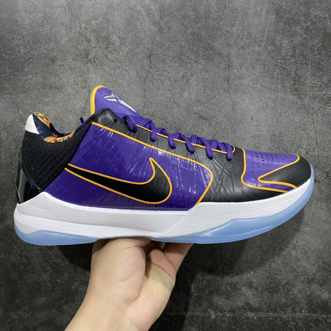 【S2纯原】Nike KOBE 5 Protro 科比五代 男子实战篮球鞋 湖人总冠军 紫黑 CD4991-500n高端零售 外贸专供品质 市售最高版本 原鞋原数据纸板开发 内置Zoom Turbo气垫 后掌EVA缓震 实战配置直接拉满 原档数据3D打印 鞋面细节匹配原版 全身鞋材卡料色独家定制 唯一正确喷漆SWOOSH Flyknit飞线科技，给予鞋身足够抗扭矩力 真实底模最大47.5  尺码：40 40.5 41 42 42.5 43 44 44.5 45 46 47.5-莆田鞋批发中心