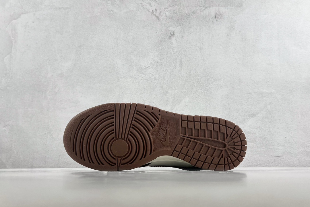  特价 
Nike Dunk Low Surfaces In Brown And Sai 巧克力 棕白
