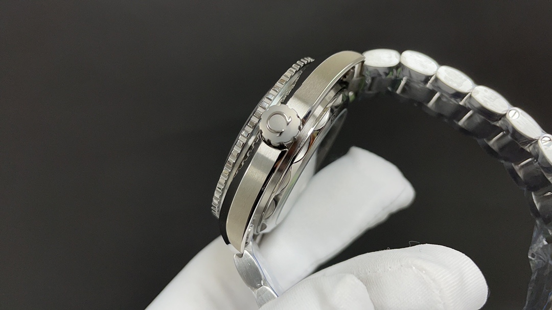 Omega 欧米茄 海马600 三针 白钢 43.5mm 8900机