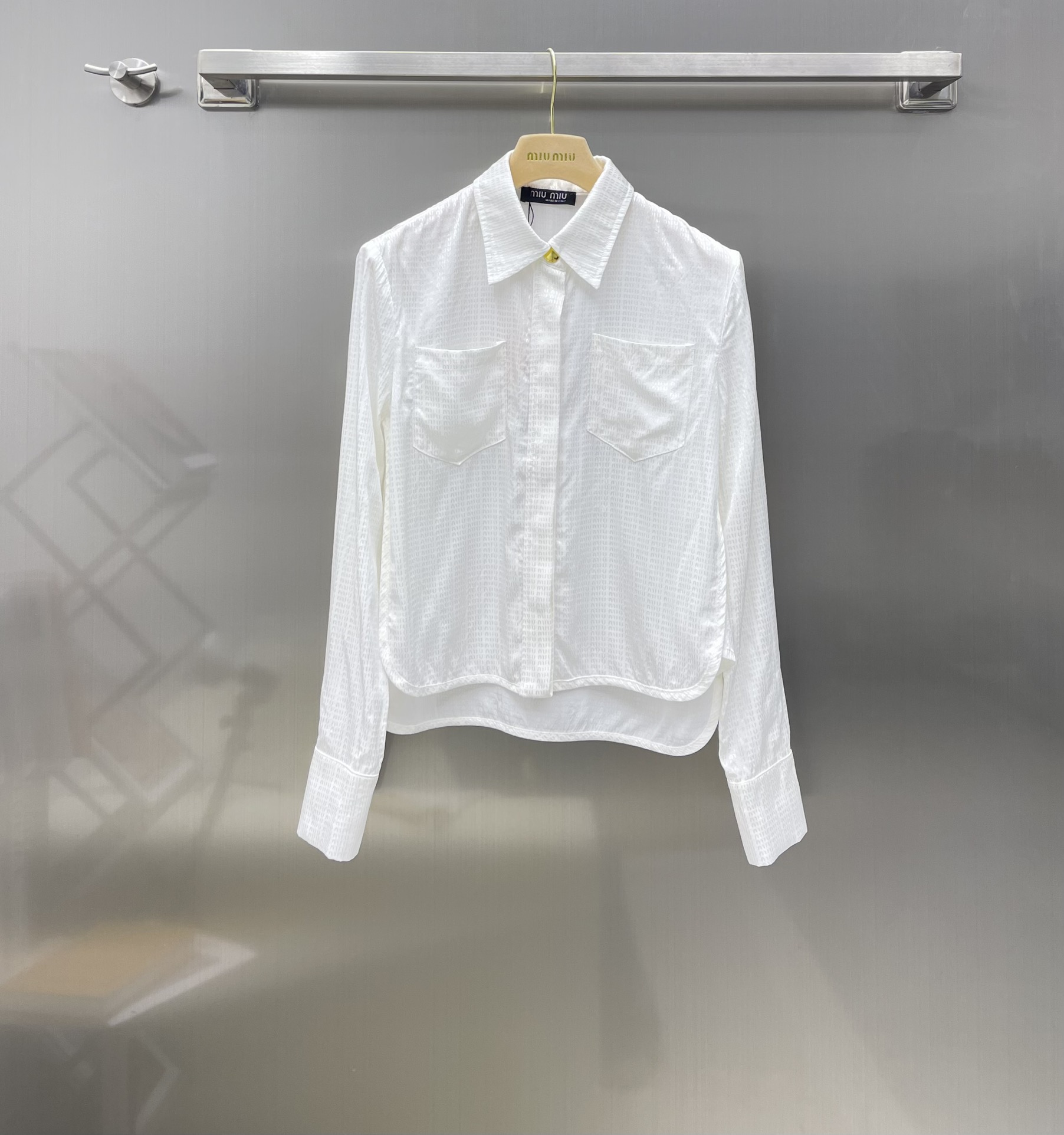 NO:696792,Miumi* New product on the shelves Jacquard shorts set Customized twill thick material Printed lettering pattern on the entire garment to present the brand style charm Reverse printing of letters on the inside and outside Full texture Complete design Can be worn at home or outside, Western and fashionable High version 2 colors,,miumiu,shorts,19860909Miumi* 新品上架 提花短裤套装 定制斜纹稠材质 整件成衣字母印花图案 呈现品牌风格魅力 里外字母反印工艺 质感十足 成套设计 可家居可外穿 洋气时髦 高版本 2色,,miumiu,shorts,,Women's clothing