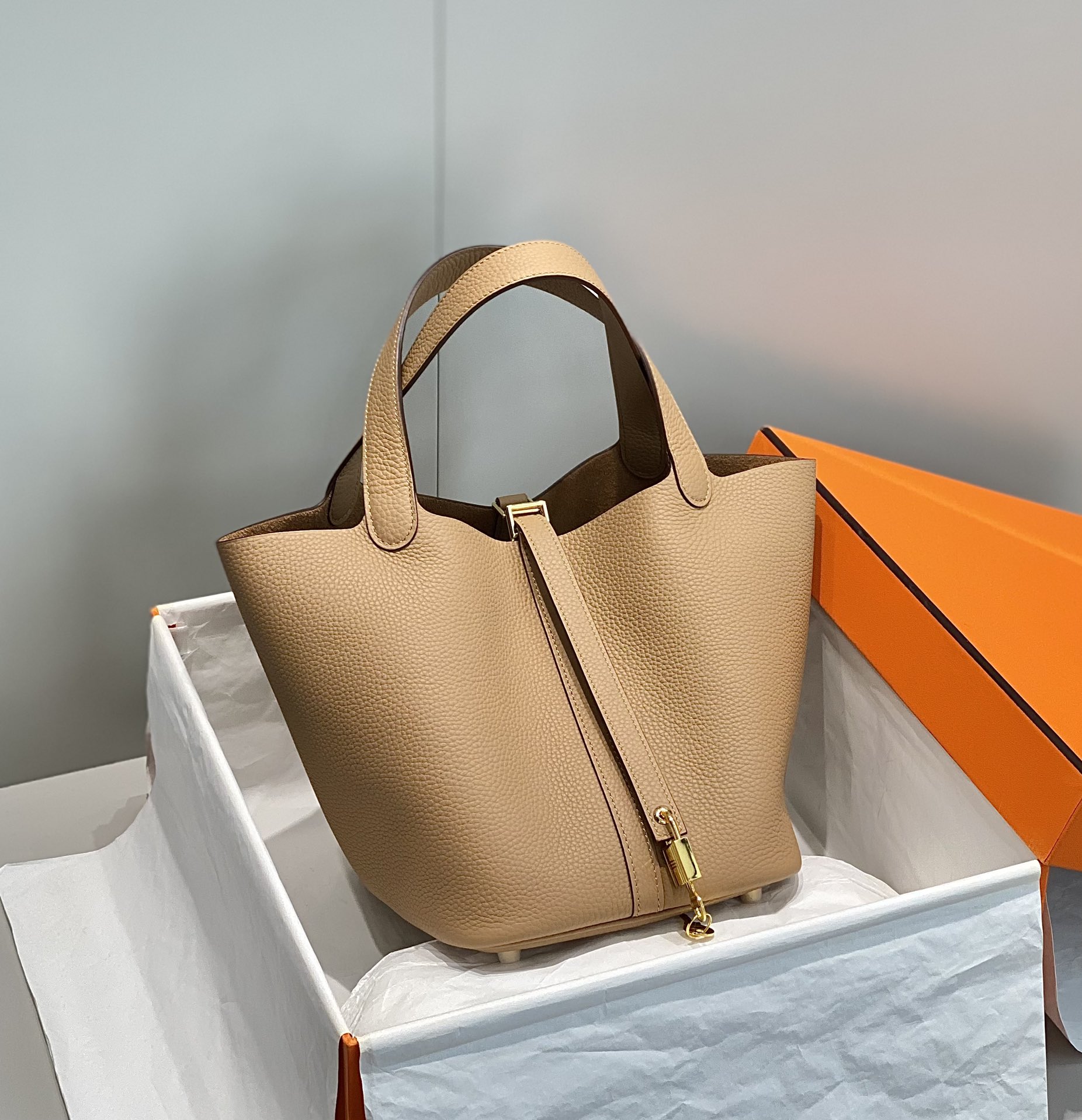 NO:879446,Milk tea color gold buckle top quality details as shown,Hermes,hermes,Hermes,19860909奶茶色 金扣 顶级 细节如图,爱马仕,hermes,Hermes,,Bag